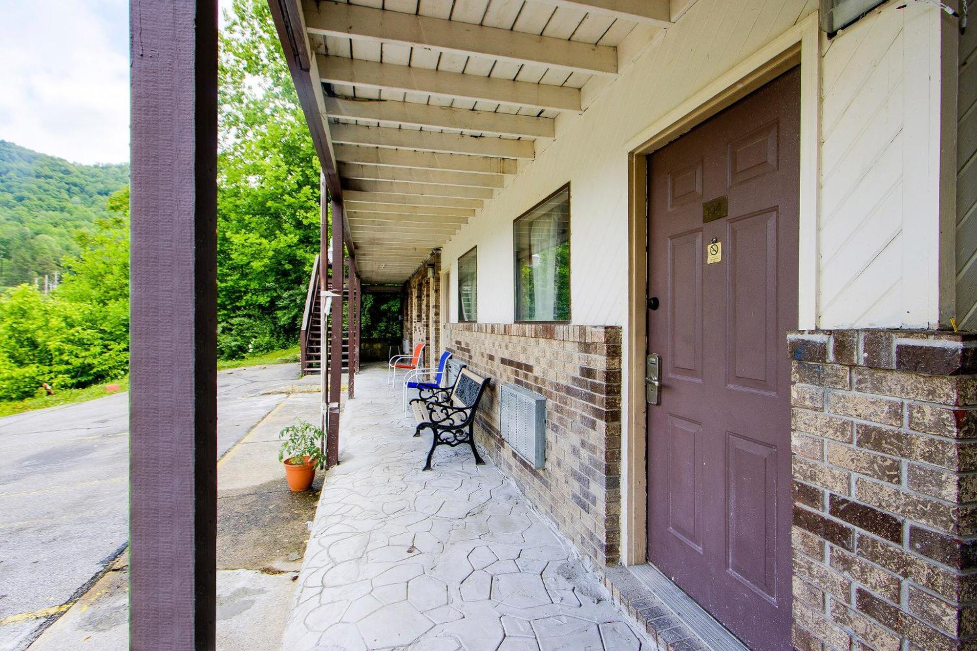 Oyo Hotel Chapmanville Inn, Wv - Hwy 119 Exterior photo